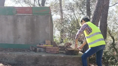 Woman bricklayer works in construction using and preparing cement Vídeos de archivo 270455885