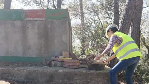 Woman bricklayer works in construction using and preparing cement Vídeos de archivo 270455907