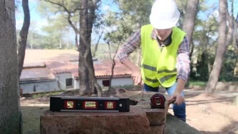 Woman bricklayer works in construction using and preparing cement Vidéo 270456054