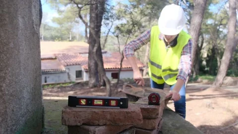 Woman bricklayer works in construction using and preparing cement Vidéo 270456061