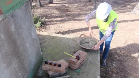 Woman bricklayer works in construction using and preparing cement Vidéo 270456148