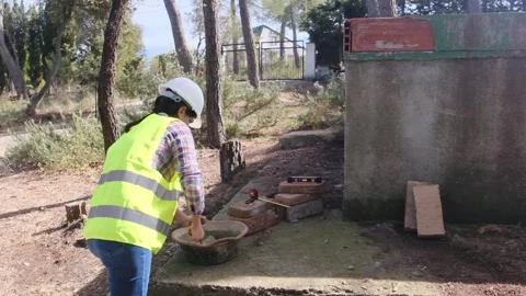 Woman bricklayer works in construction using and preparing cement Vídeos de archivo 270456232
