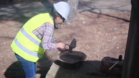 Woman bricklayer works in construction using and preparing cement Vídeos de archivo 270456313