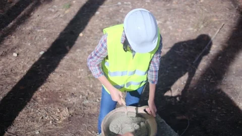 Woman bricklayer works in construction using and preparing cement Vídeos de archivo 270456348