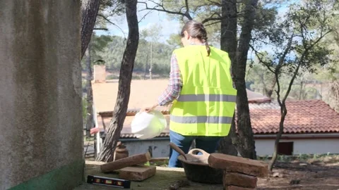 Woman bricklayer works in construction using and preparing cement Vidéo 270456476