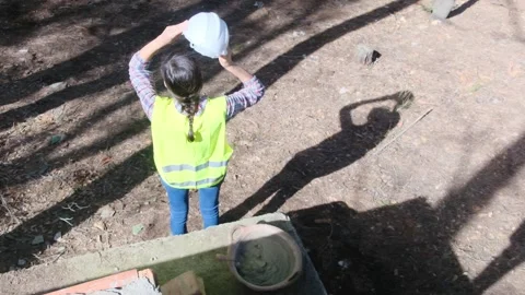 Woman bricklayer works in construction using and preparing cement Vidéo 270456652