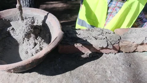 Woman bricklayer works in construction using and preparing cement Vidéo 270457149