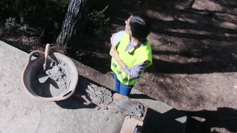Woman bricklayer works in construction using and preparing cement Vidéo 270457353
