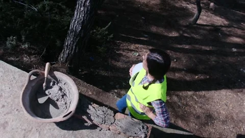 Woman bricklayer works in construction using and preparing cement Vidéo 270457366