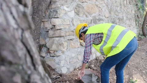 Woman bricklayer works in construction using and preparing cement Vídeos de archivo 270457368