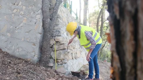Woman bricklayer works in construction using and preparing cement Vidéo 270457509