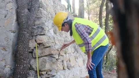 Woman bricklayer works in construction using and preparing cement Vídeos de archivo 270457520
