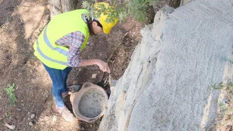 Woman bricklayer works in construction using and preparing cement Vidéo 270457527