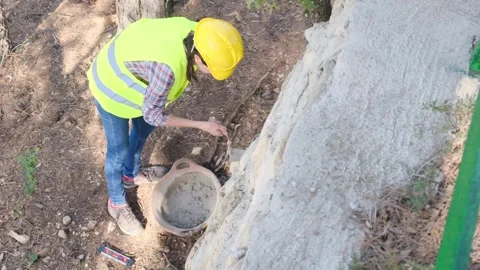 Woman bricklayer works in construction using and preparing cement Vídeos de archivo 270457548