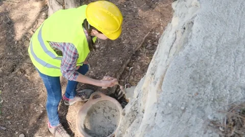 Woman bricklayer works in construction using and preparing cement Vídeos de archivo 270457588