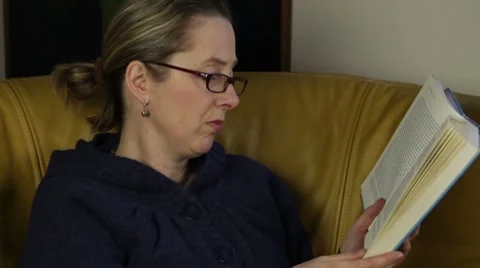 Woman browsing in a book Video stock 7752107