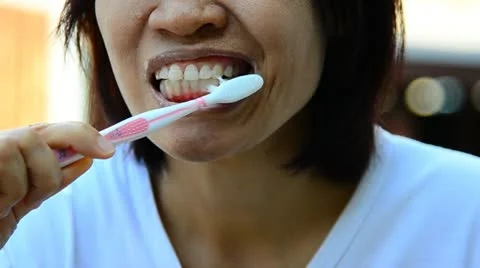 Woman brushing teeth. Vídeos de archivo 17471209