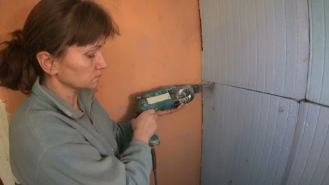 Woman builder with construction tools. Vidéo 120287562