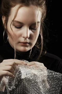Woman bursts bubbles Foto stock