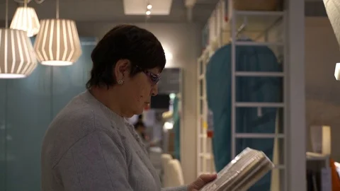 Woman buying bedding in the store Vídeo Stock 72081653