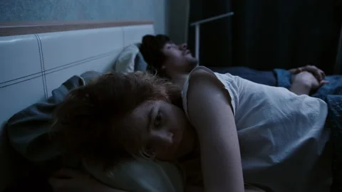 The woman cannot fall asleep due to the snoring of the guy Vidéo 197366080