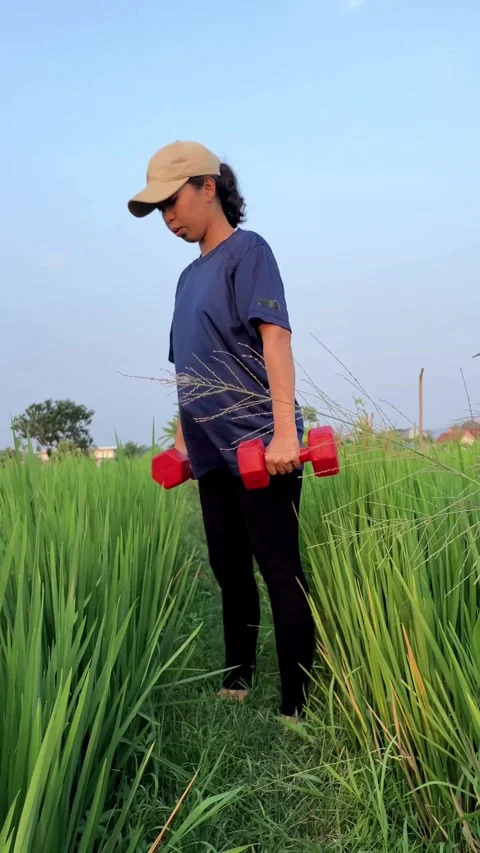 Woman  With Cap Doing Dumble Squat At The Ricefield-1 Vídeo Stock 342369270
