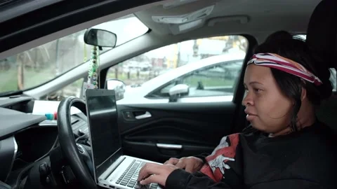 Woman in car working on computer Stock-Footage 180651918