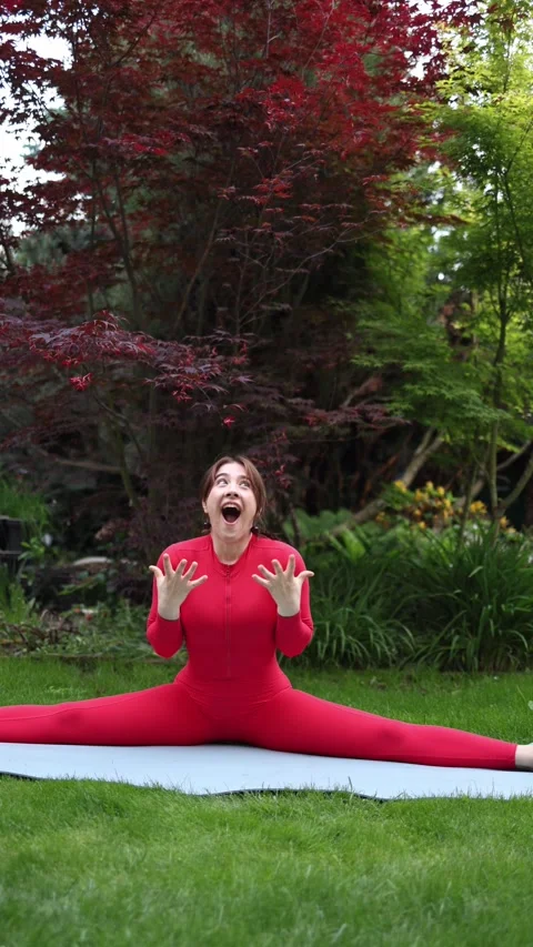 Woman celebrates achieving full split after long training Vídeos de archivo 336529513