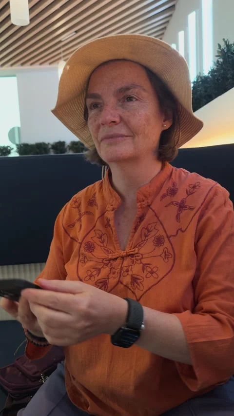 Woman Checking Smartwatch and Gesturing While Talking Outdoors Vídeos de archivo 312804949