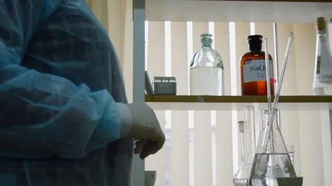 Woman chemist in the lab Vidéo 70884776