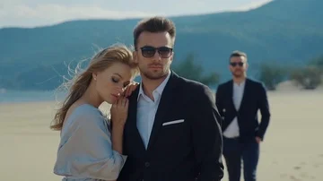 A woman chose a second half of the two male representatives, they are outdoors Video stock 85703307