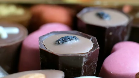 Woman chosing assorted chocolate from box tasty dessert background. Close up Vídeos de archivo 102421428