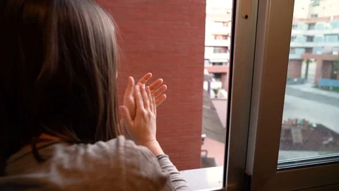 Woman clapping at her window Vídeo Stock 128303168