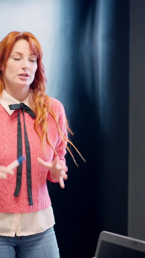 Woman clarifying an idea during a presentation in a meeting Vídeo Stock 267554047