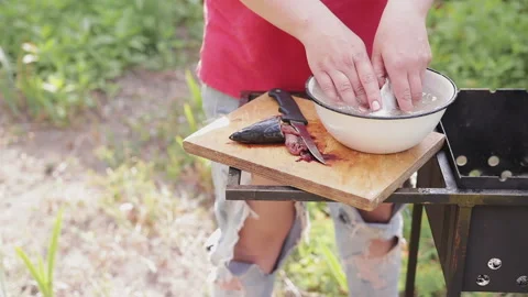 A woman cleans fish Vidéo 86172680