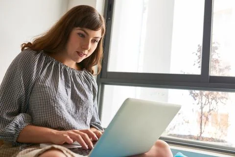 Woman Coding on Laptop 库存照片