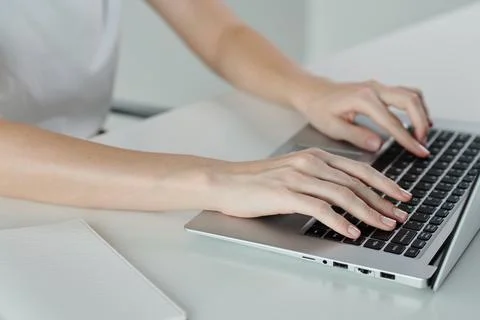 Woman Coding on Laptop 库存照片