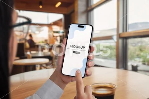 Woman in a coffee shop using a smartphone with smart object for mockup PSDテンプレート