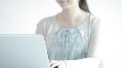 Woman with computer Stockbeeldmateriaal 160149318