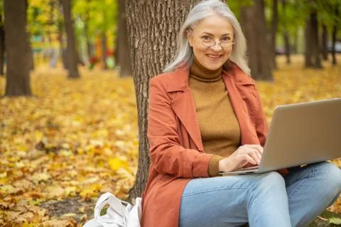 Woman with a computer smiling at the camera Foto stock