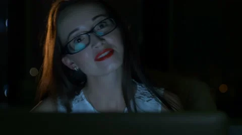 Woman concentrated on working at a computer Vidéo 68943488
