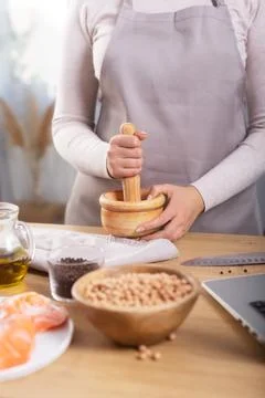 Woman cooking using the computer to watch virtual culinary class Stockfoto's