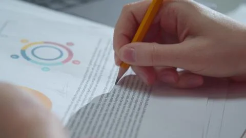Woman corrects errors in the report with a pencil Stockfoto's