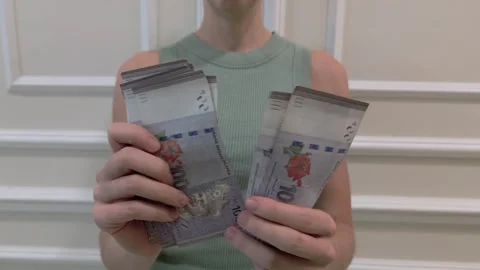 Woman counting the Malaysian ringgit - the currency of Malaysia, close-up. Stock Footage 281323924