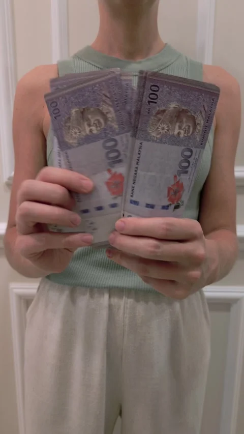 Woman counting the Malaysian ringgit - the currency of Malaysia, close-up. Stock Footage 281907656