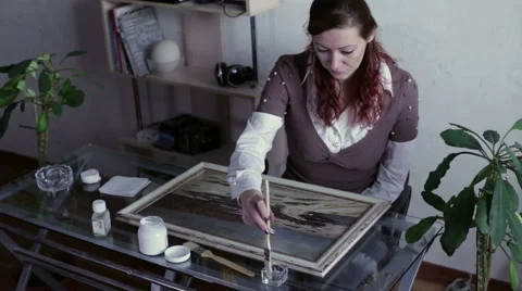 The woman covered with lacquer painting Video stock 59598080