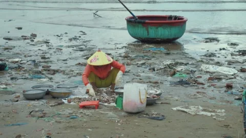 Woman Cracking and Sorting Shellfish on Beach in Mui Ne, Vietnam 库存影片 284400914