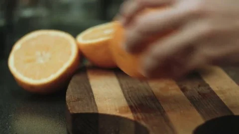 Woman cut oranges Vidéo 69126535