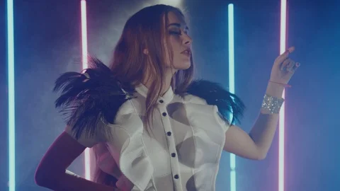 Woman dancer in studio. Vídeos de archivo 99552463