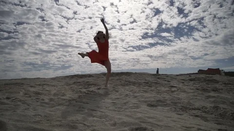 Woman dancing on beach Видео 80758638